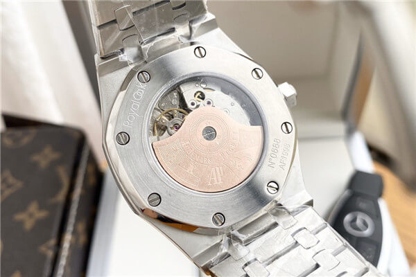 A view of a basic, undecorated Chinese movement inside an AAA replica