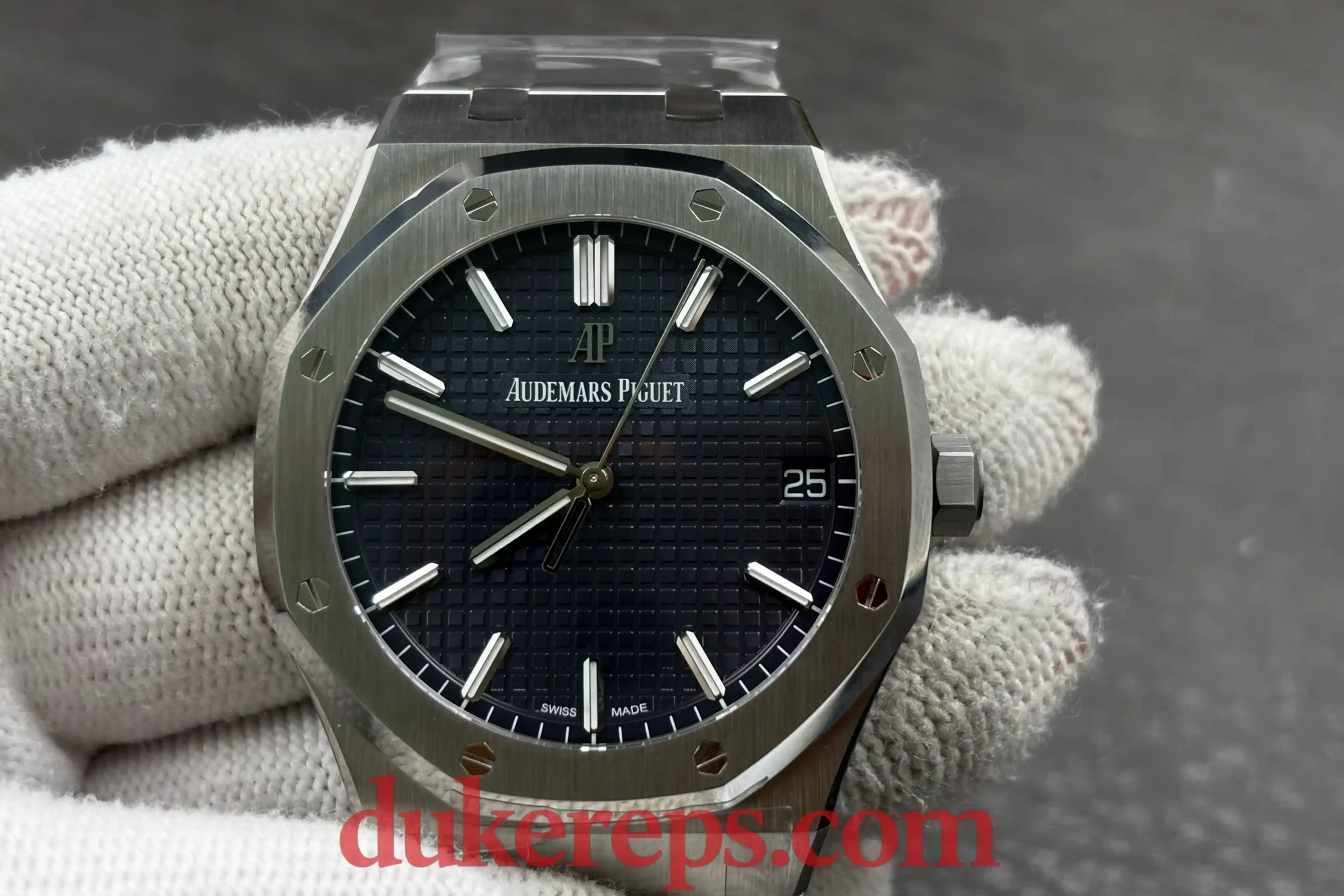 An image comparing the VSF and APSF Audemars Piguet 15500 side-by-side