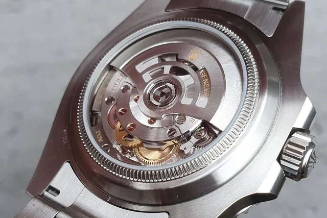 A picture showing the solid steel caseback of a Rolex Submariner