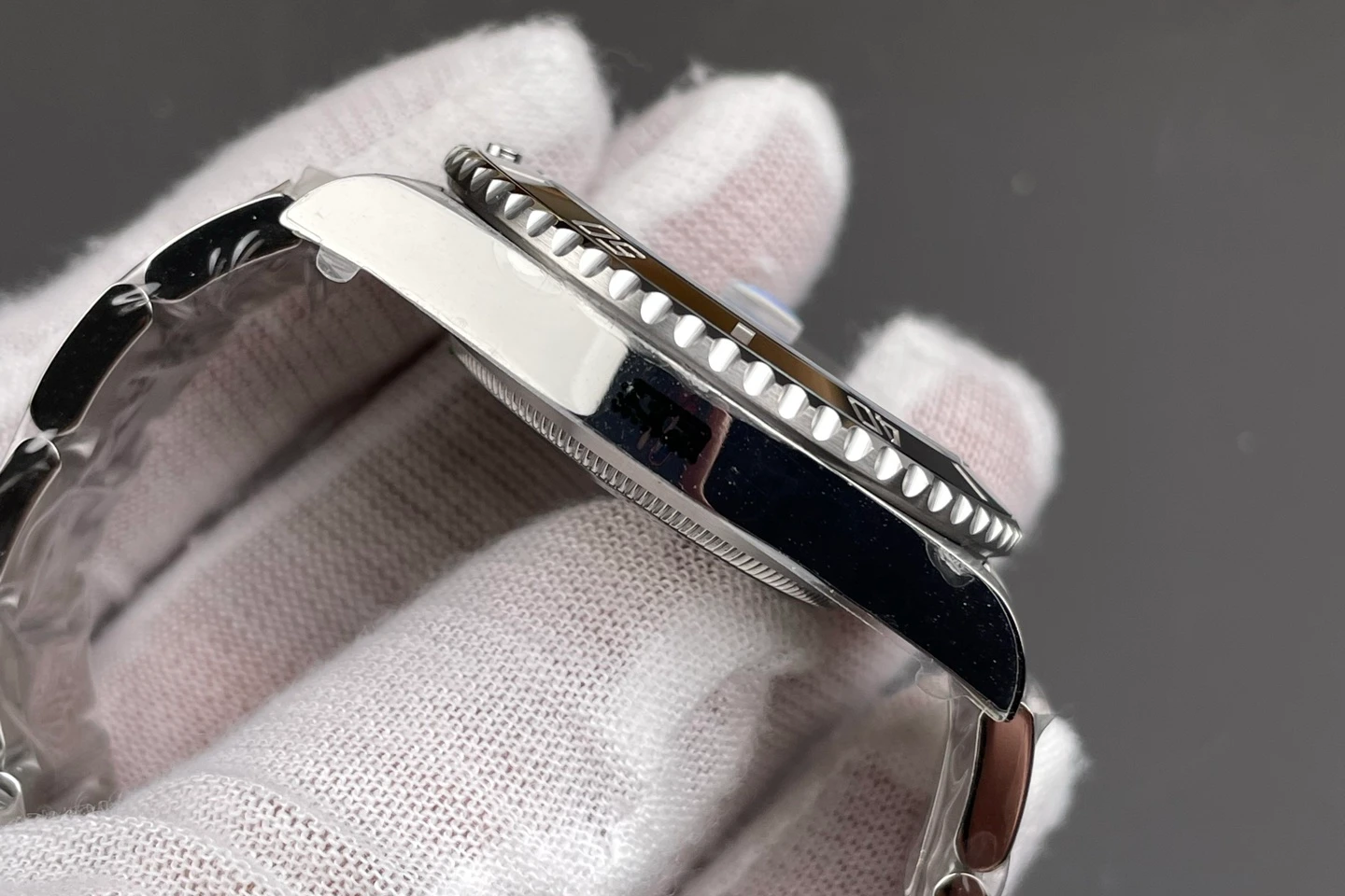 A photo showing the smooth edge of a high-end replica bracelet vs a sharp low-end one